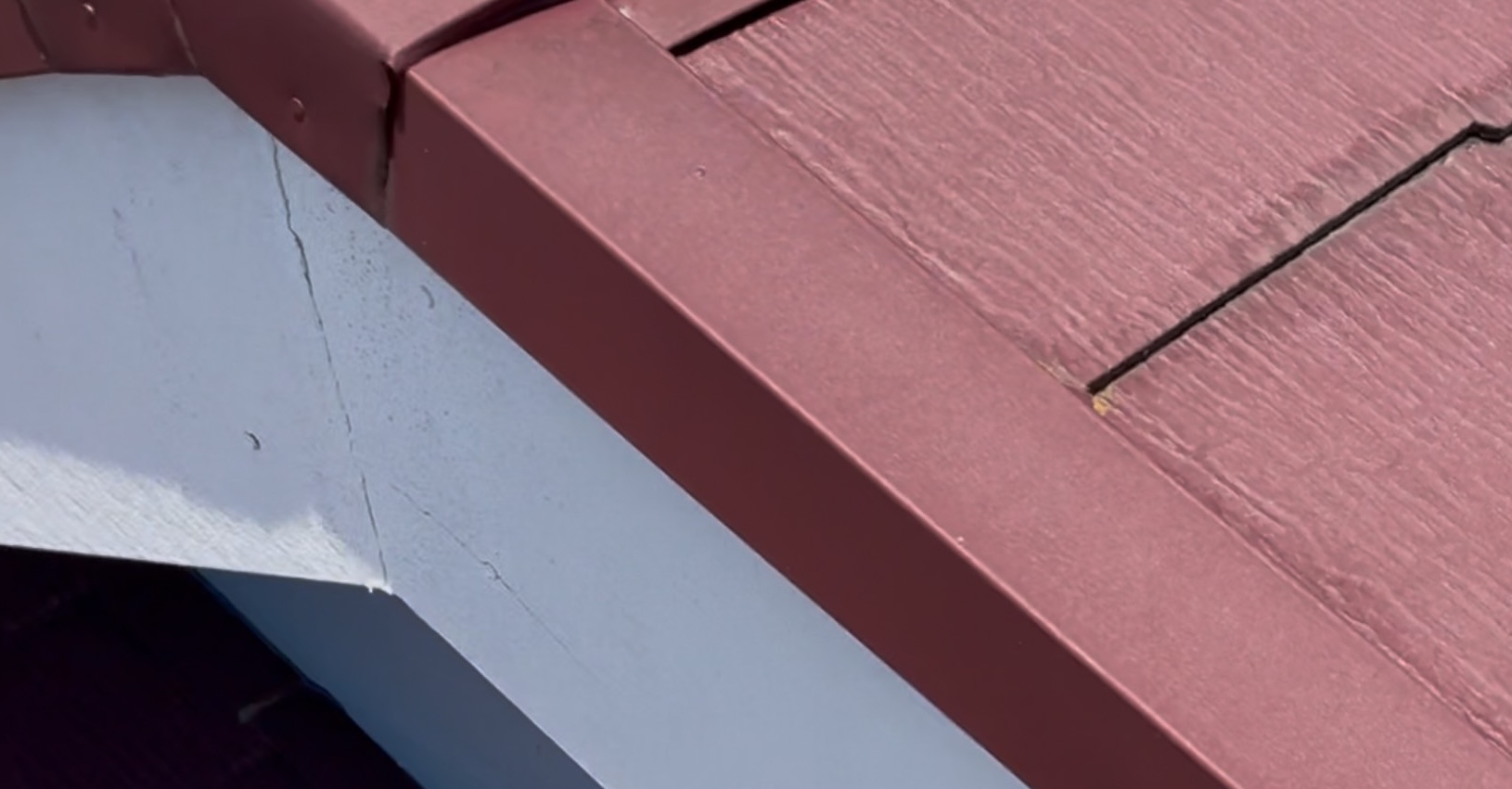 ひび割れが発生している白い破風板