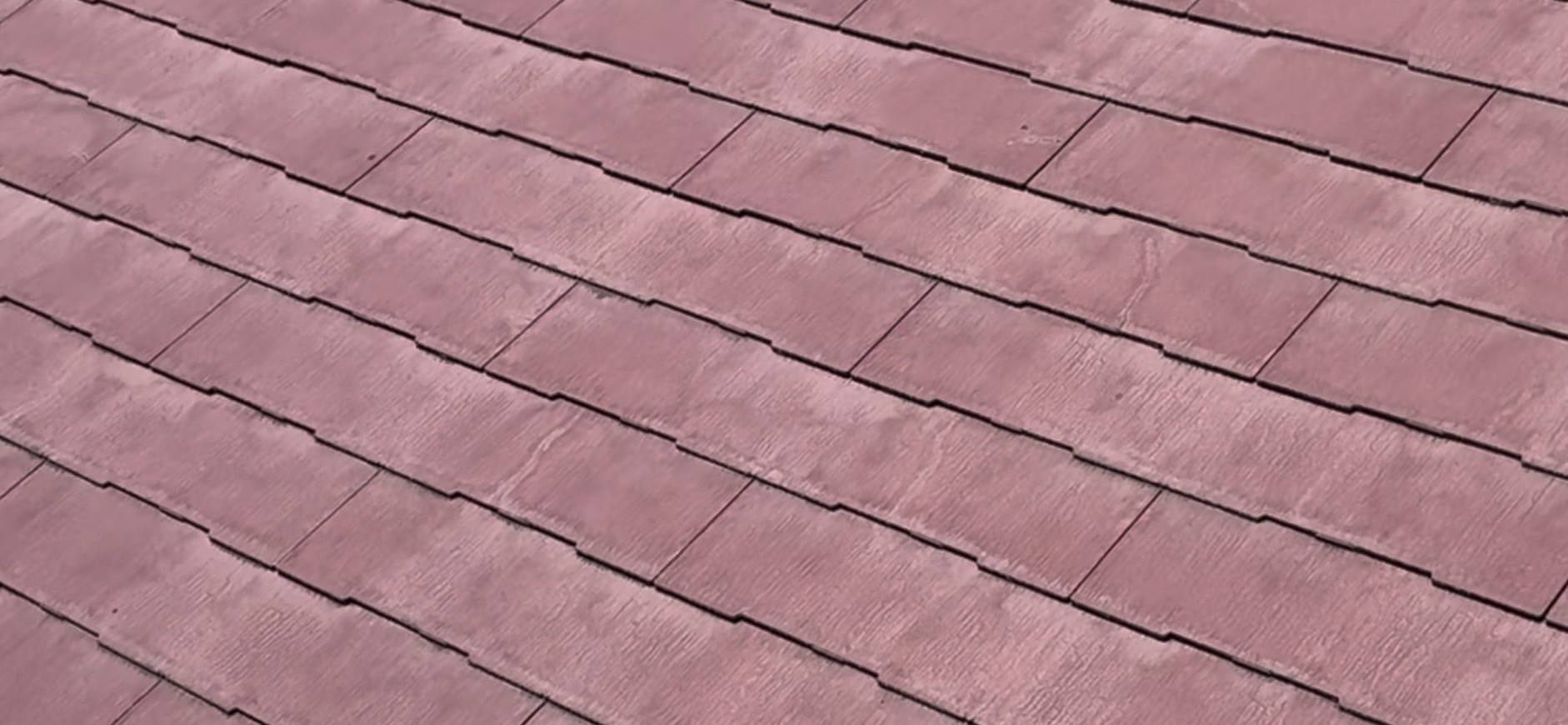 ひび割れが発生している赤いスレート屋根