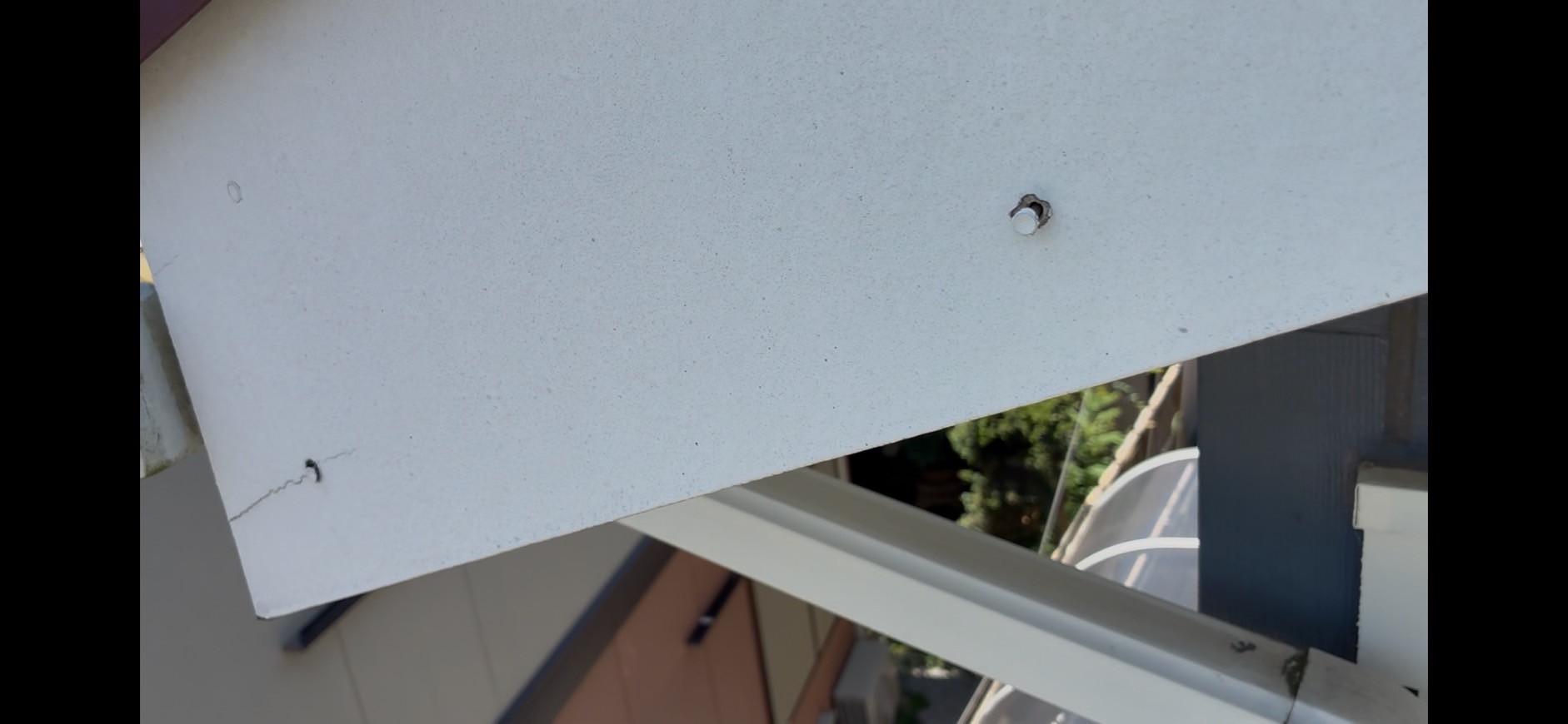 釘が緩んでいる白い破風板