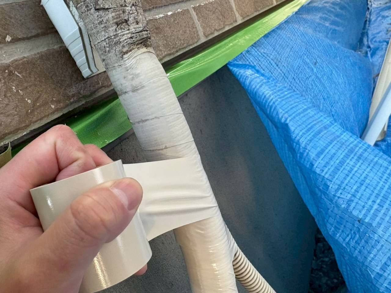 エアコン配管のテープを巻き直し中