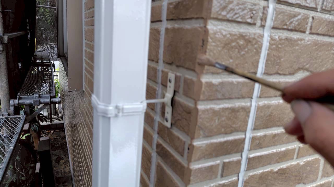 外壁の傷にタッチアップ塗装中