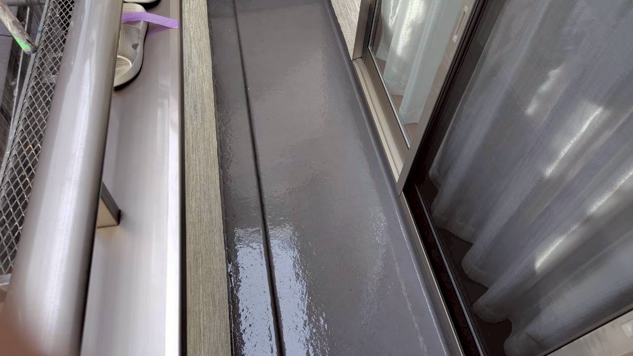 バルコニー床にトップコート2回目施工完了