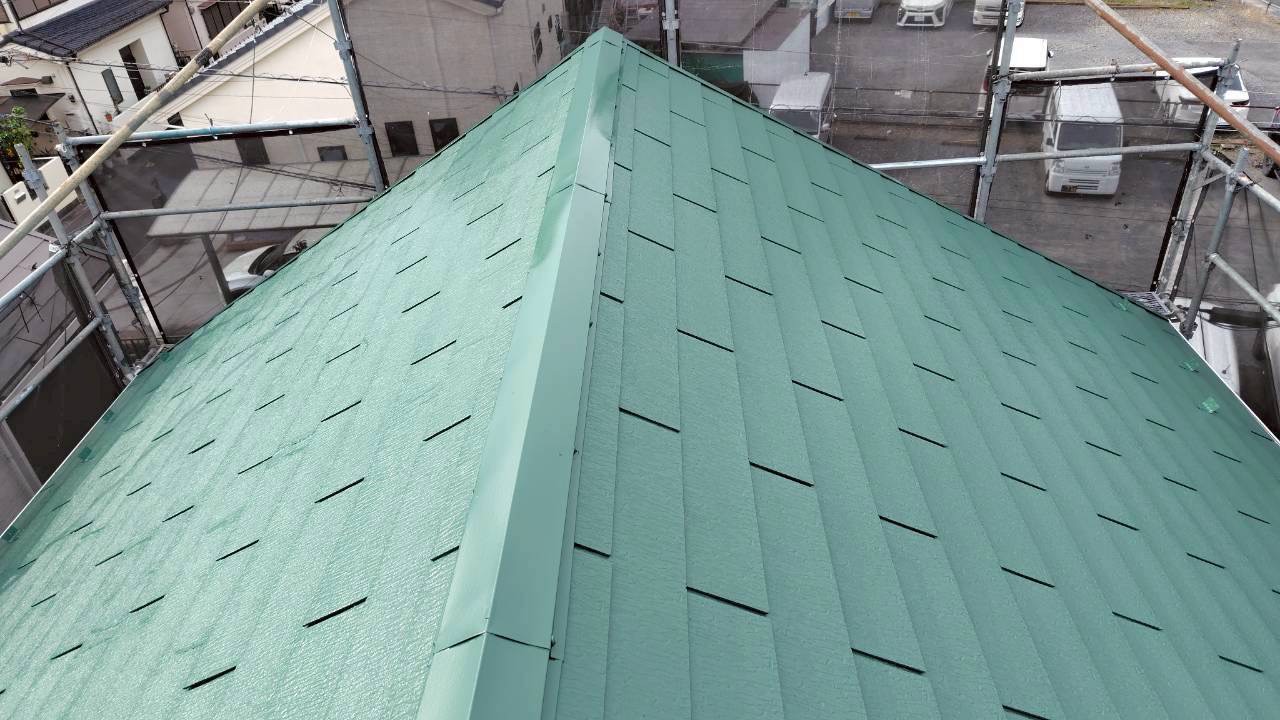屋根塗装が完了し綺麗な緑の屋根に生まれ変わった
