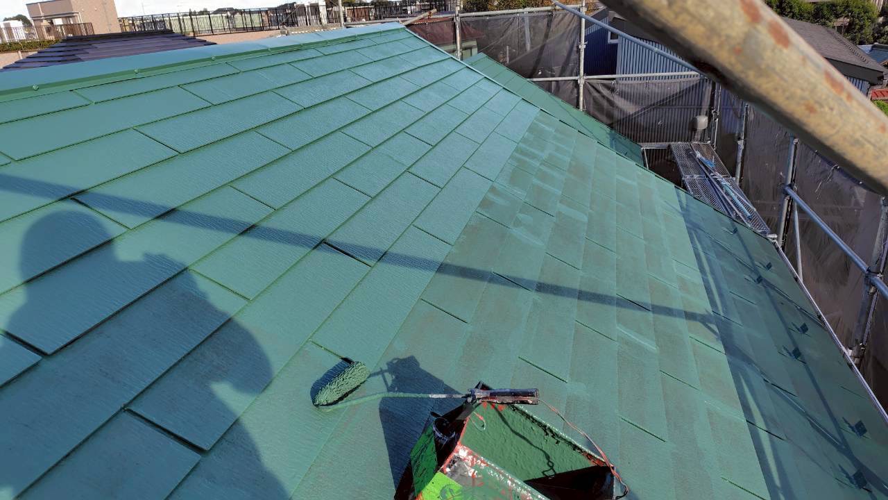 緑の上塗り塗装を施工中