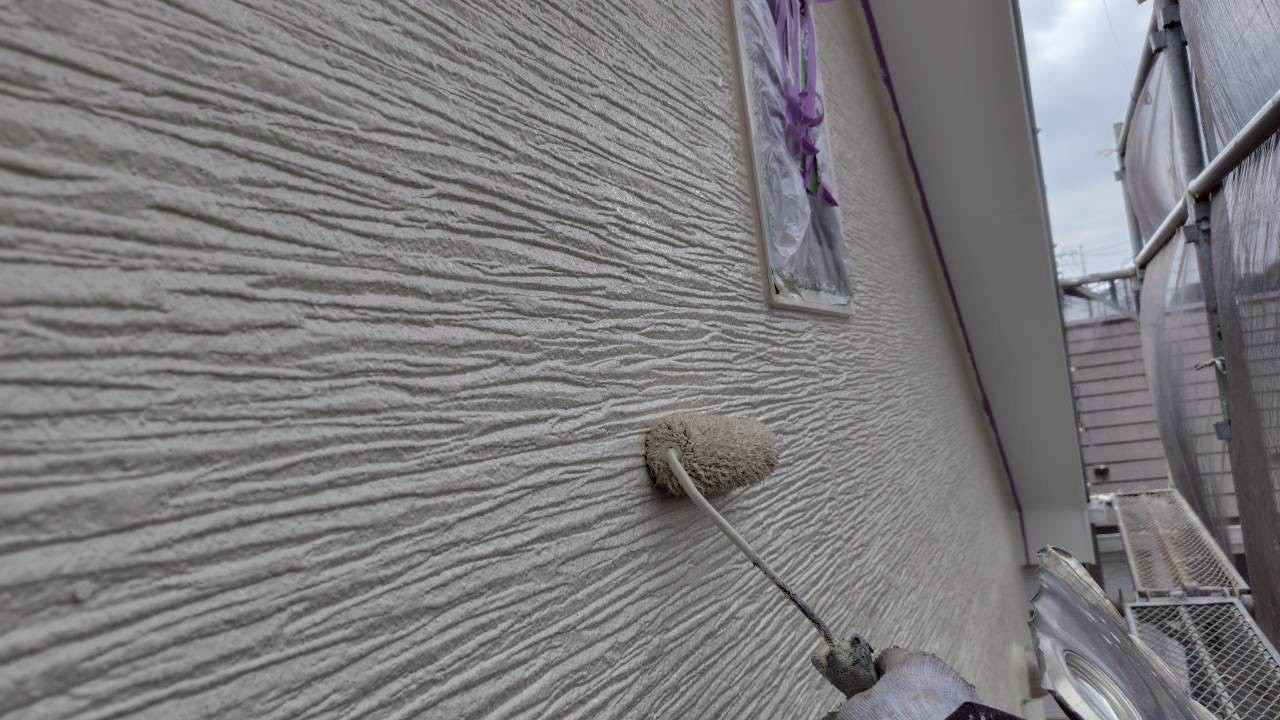 外壁を白い塗料で塗装中