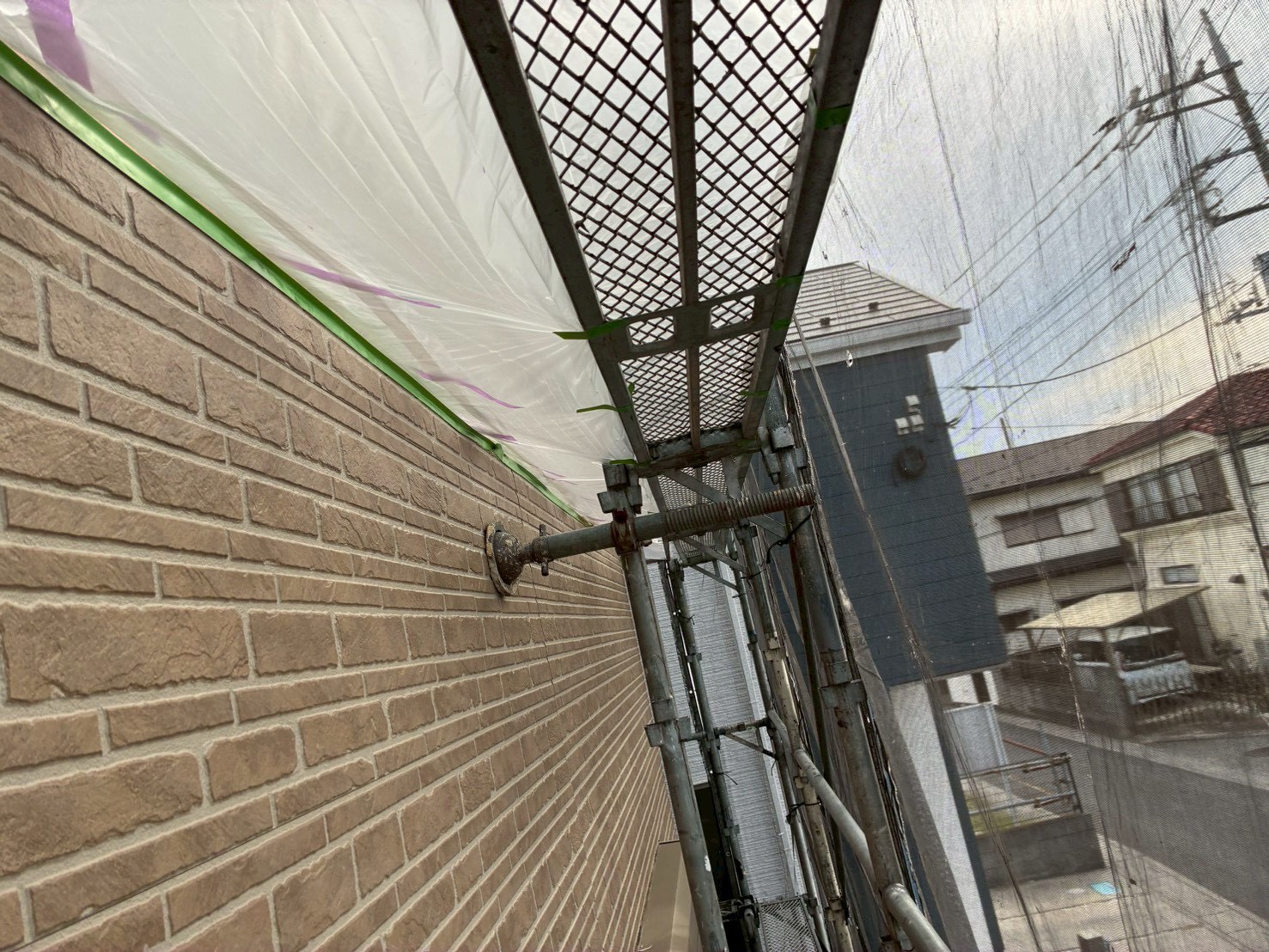 塗料の飛散防止で養生を実施