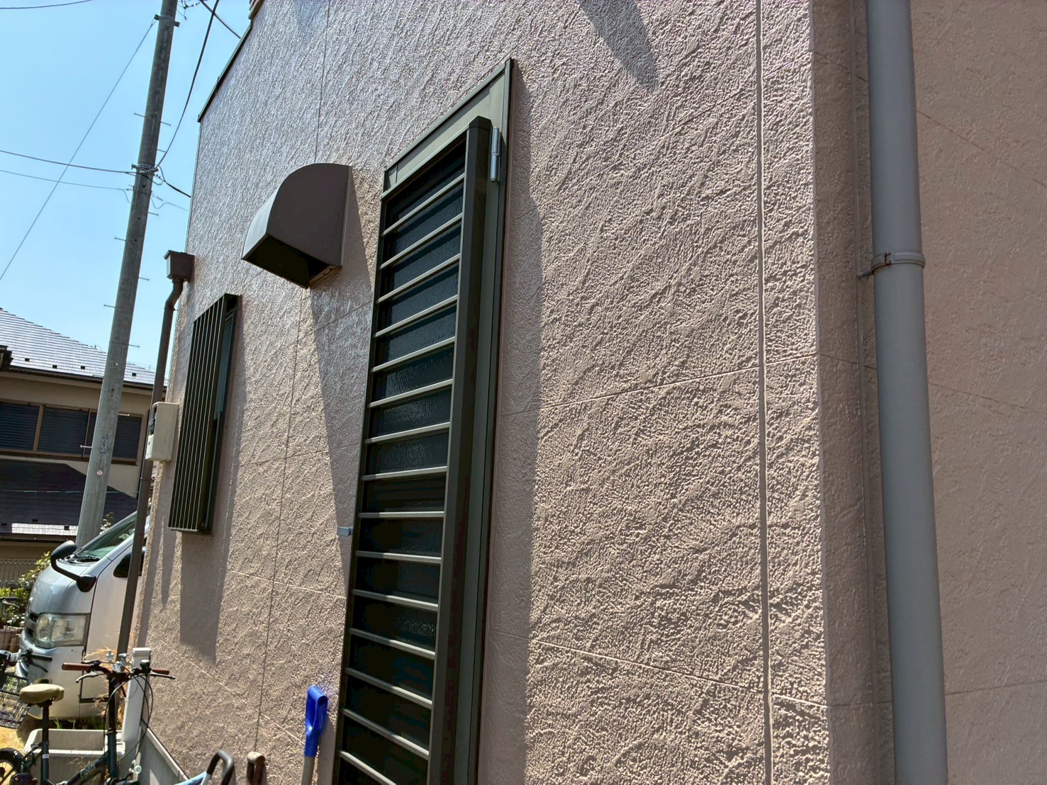 劣化がない、綺麗な状態のピンク色の外壁