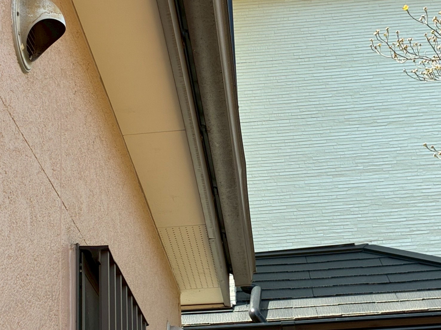 板金が落下して変形した軒樋