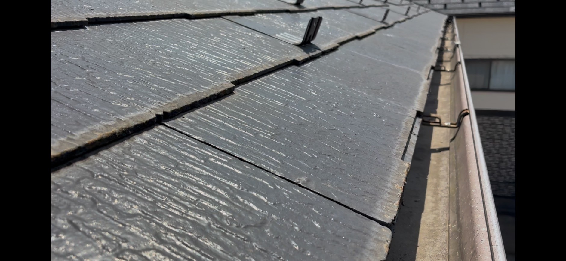 軒先に苔が発生したカラーベスト屋根