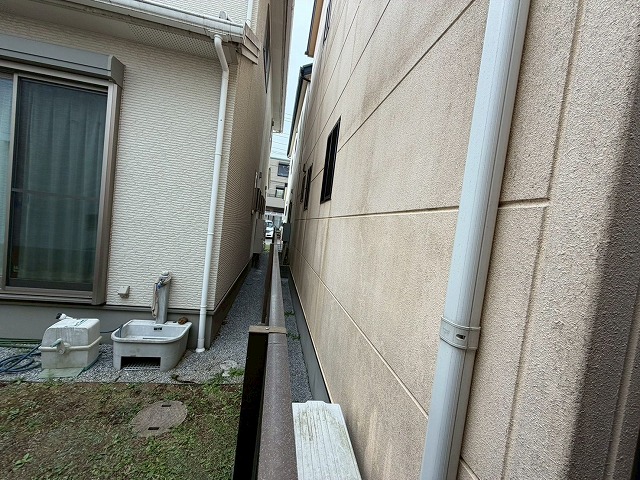 ベージュの外壁に付いた汚れ
