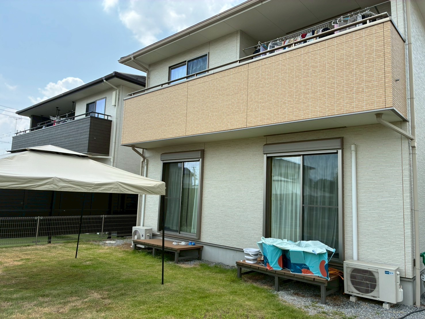 庭から見た築年数の浅いサイディング外壁の家