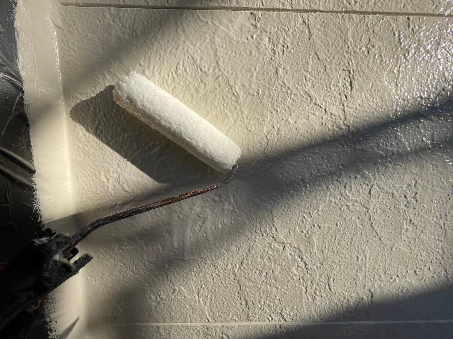 白い外壁に塗装工事中