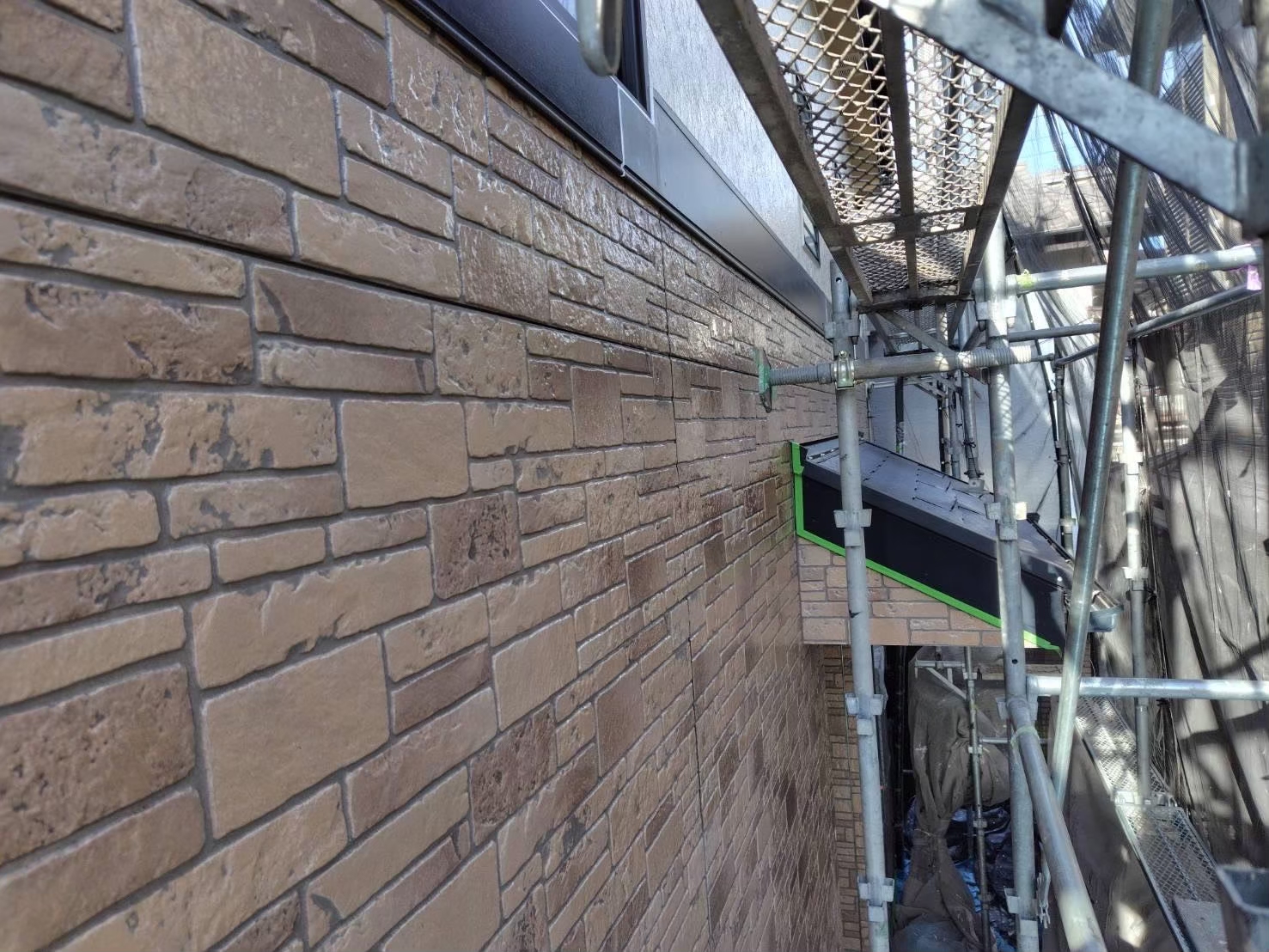 塗装が完了し艶が復活した石目調の外壁