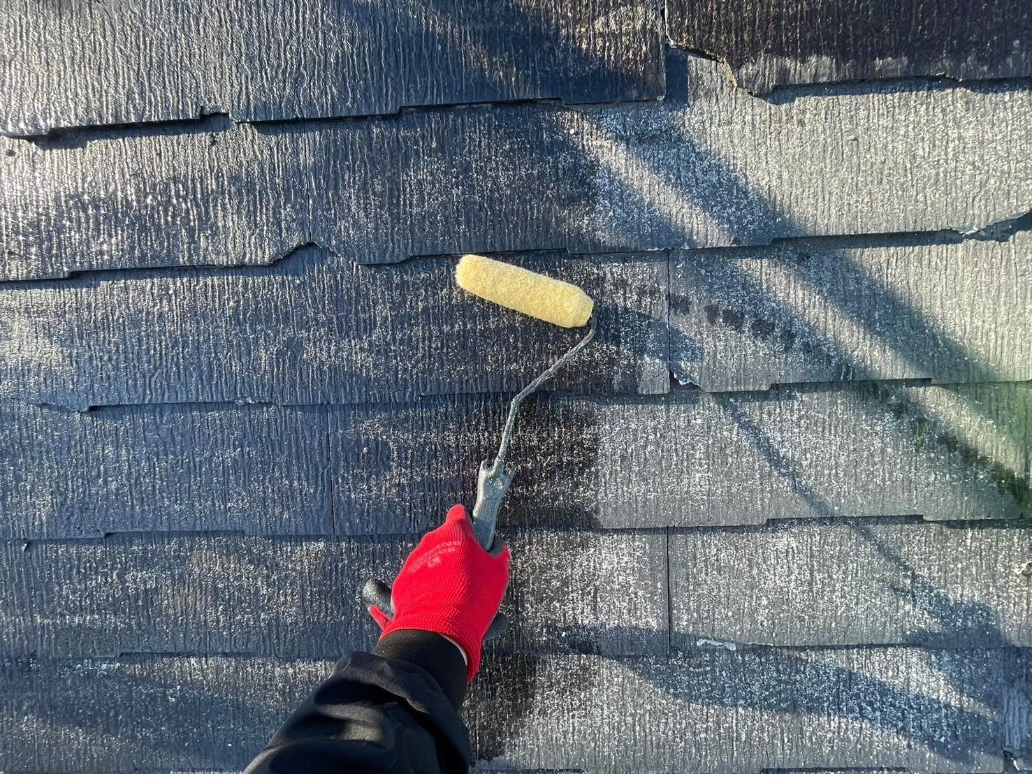 スレート屋根に下塗り材を塗装