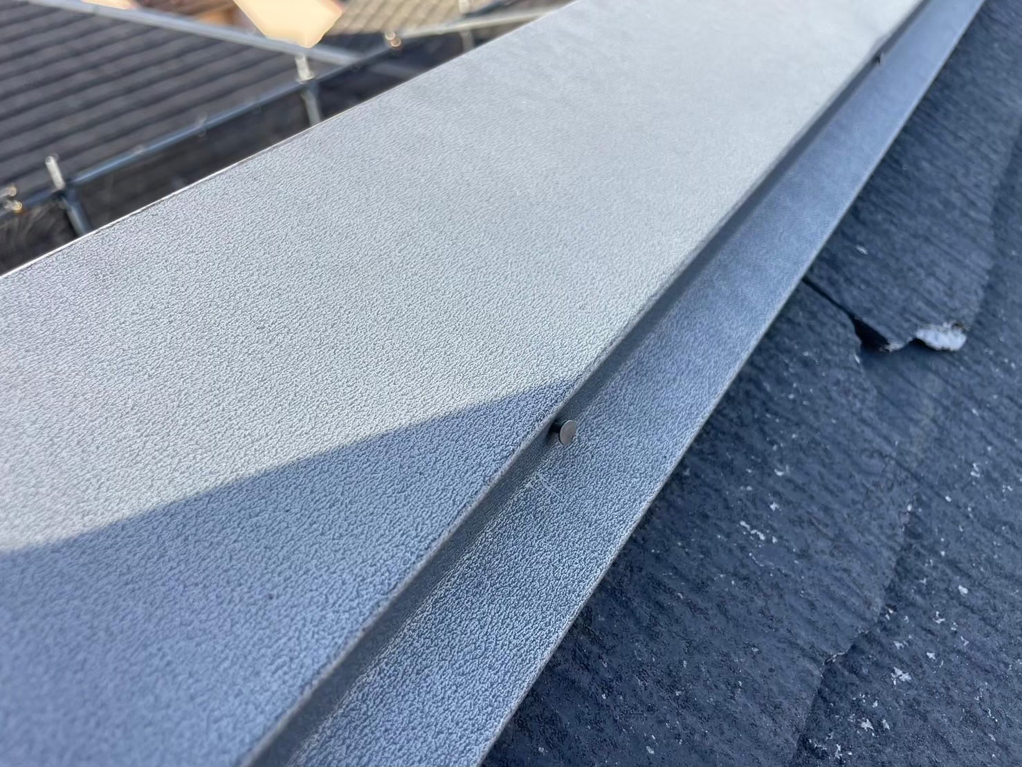 釘が浮いている棟板金