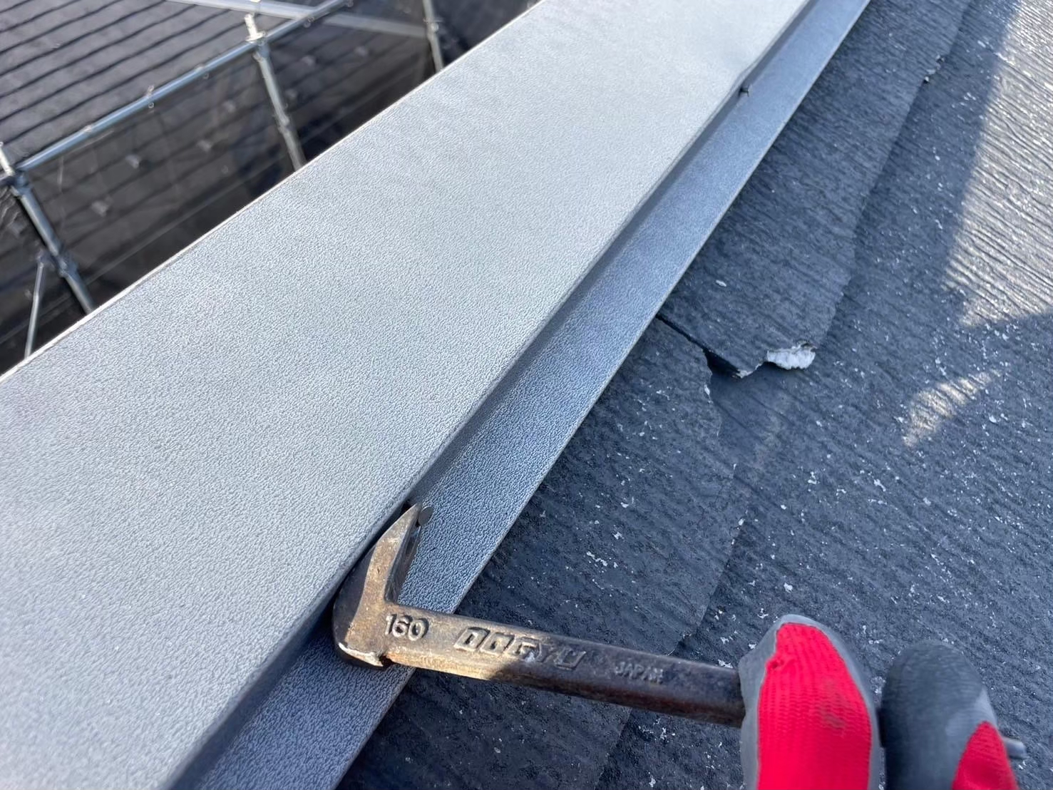 浮いている釘を抜く