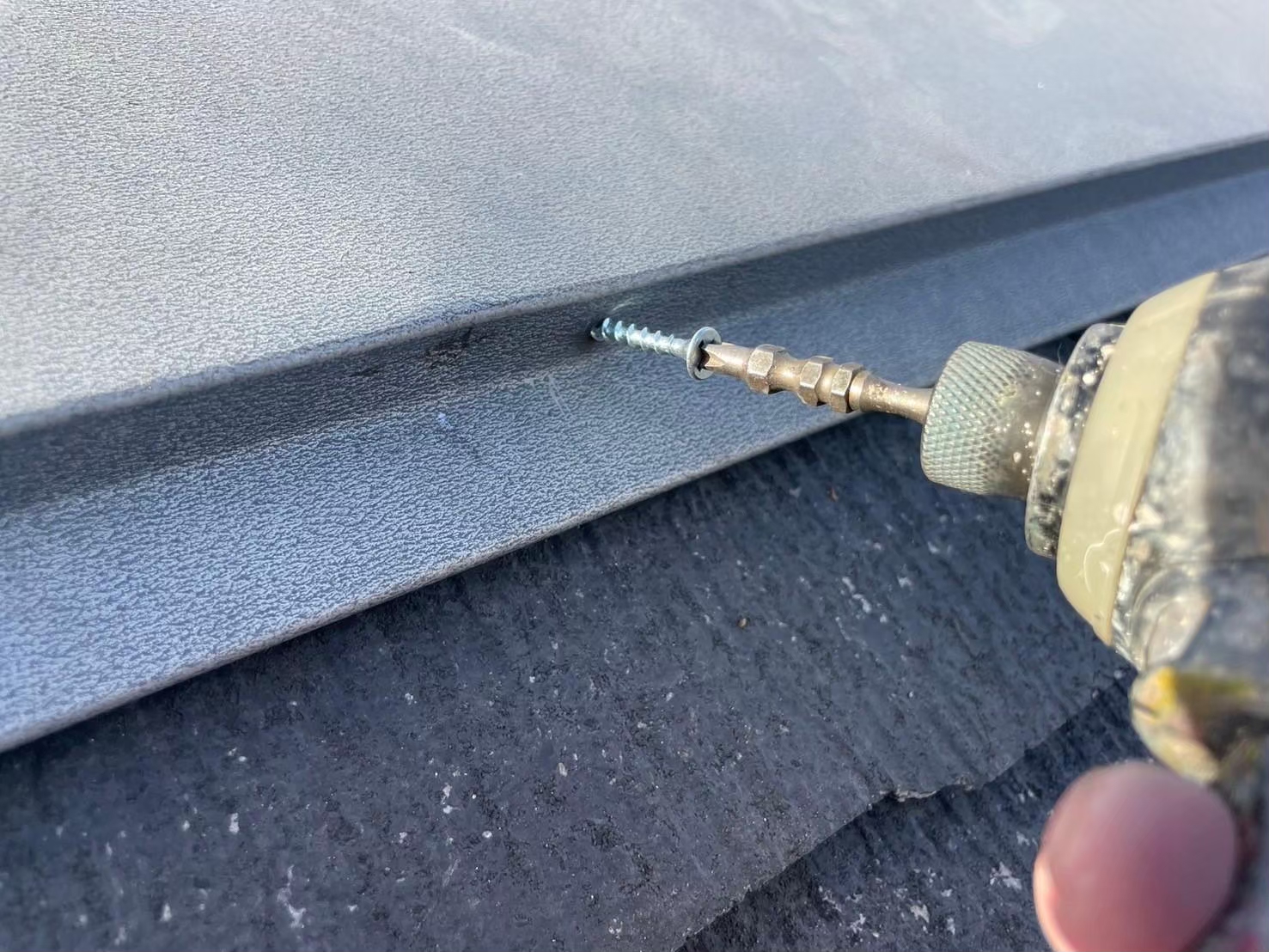 ビスで棟板金を再固定