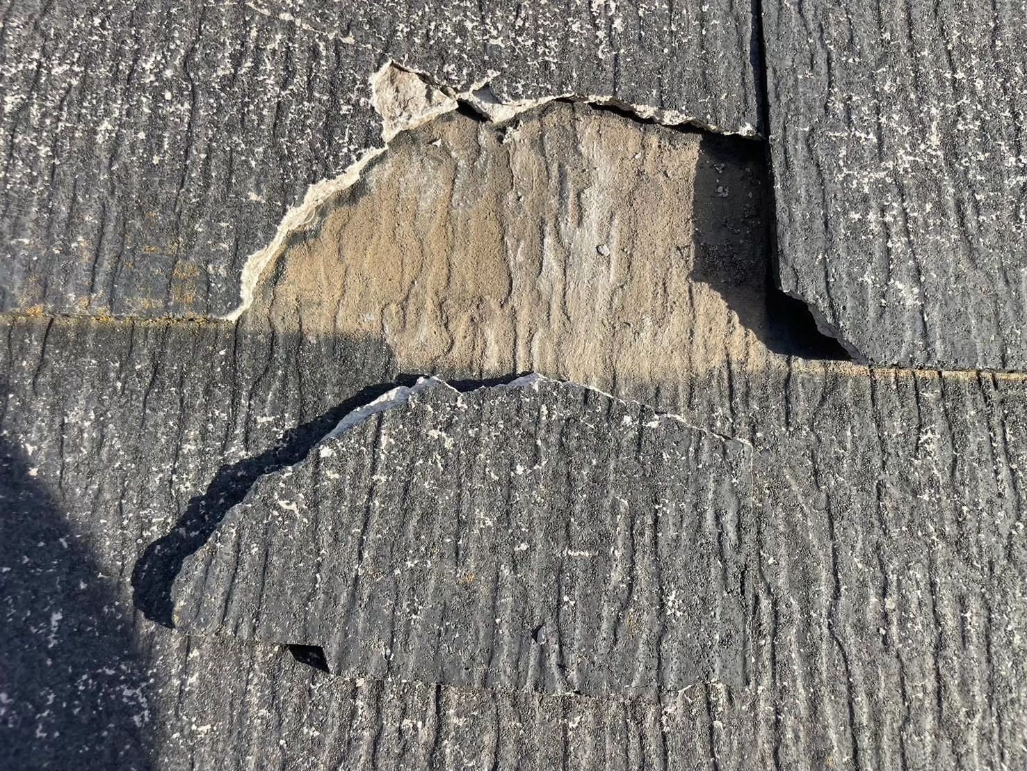 割れているスレート屋根材