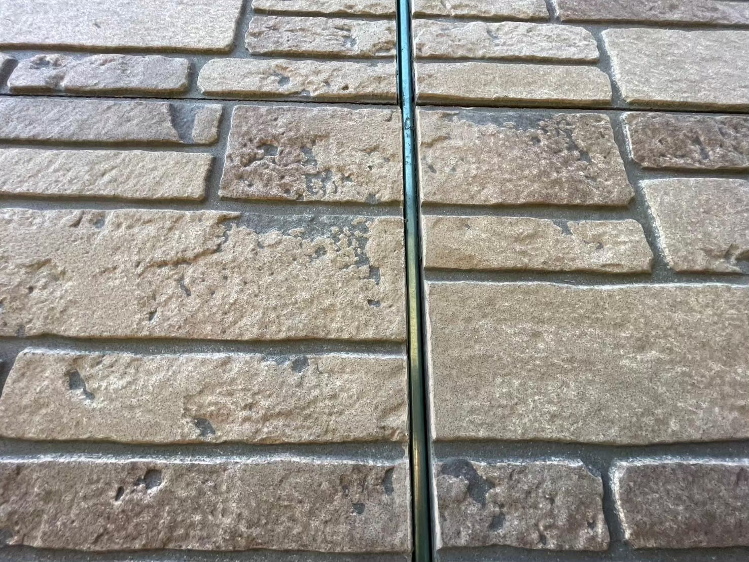 石目調の古いシーリング材の撤去が完了