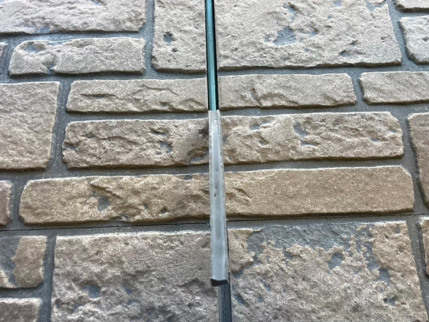 古いシーリング材を撤去中