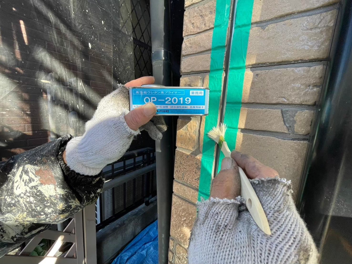 石目調の外壁目字にプライマーを塗布