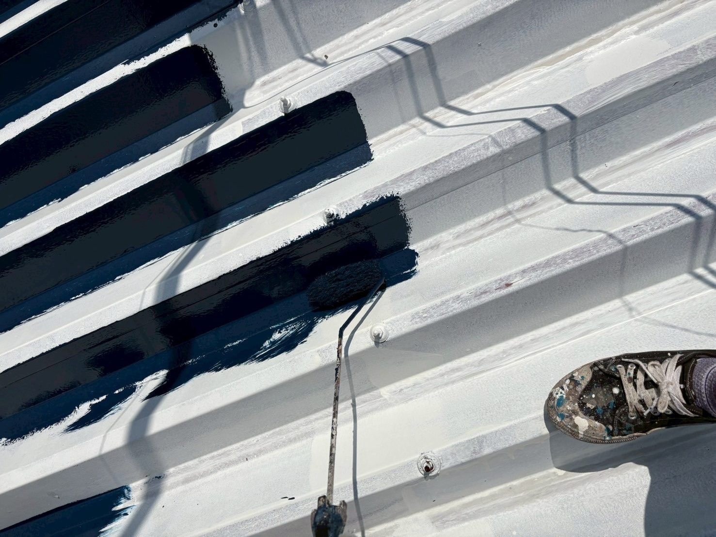 折半屋根に塗料を塗り重ねる