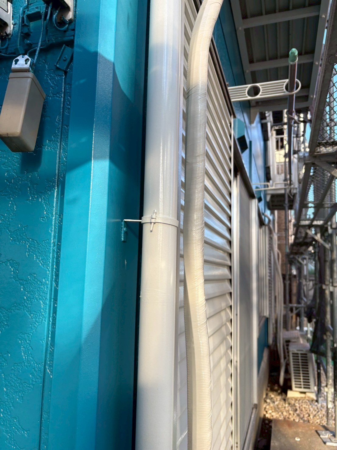 白い塗装を行って綺麗になったたて樋