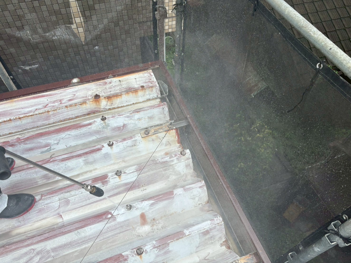 折半屋根を高圧洗浄機で清掃