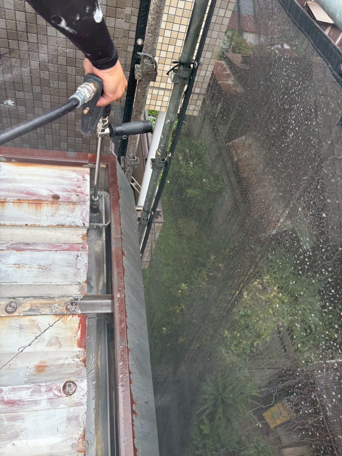 高圧洗浄で樋を清掃