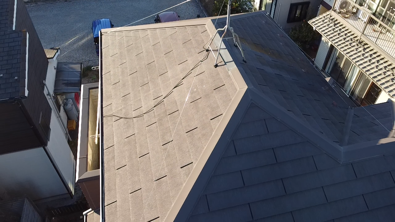 劣化したスレートが載っている寄棟屋根