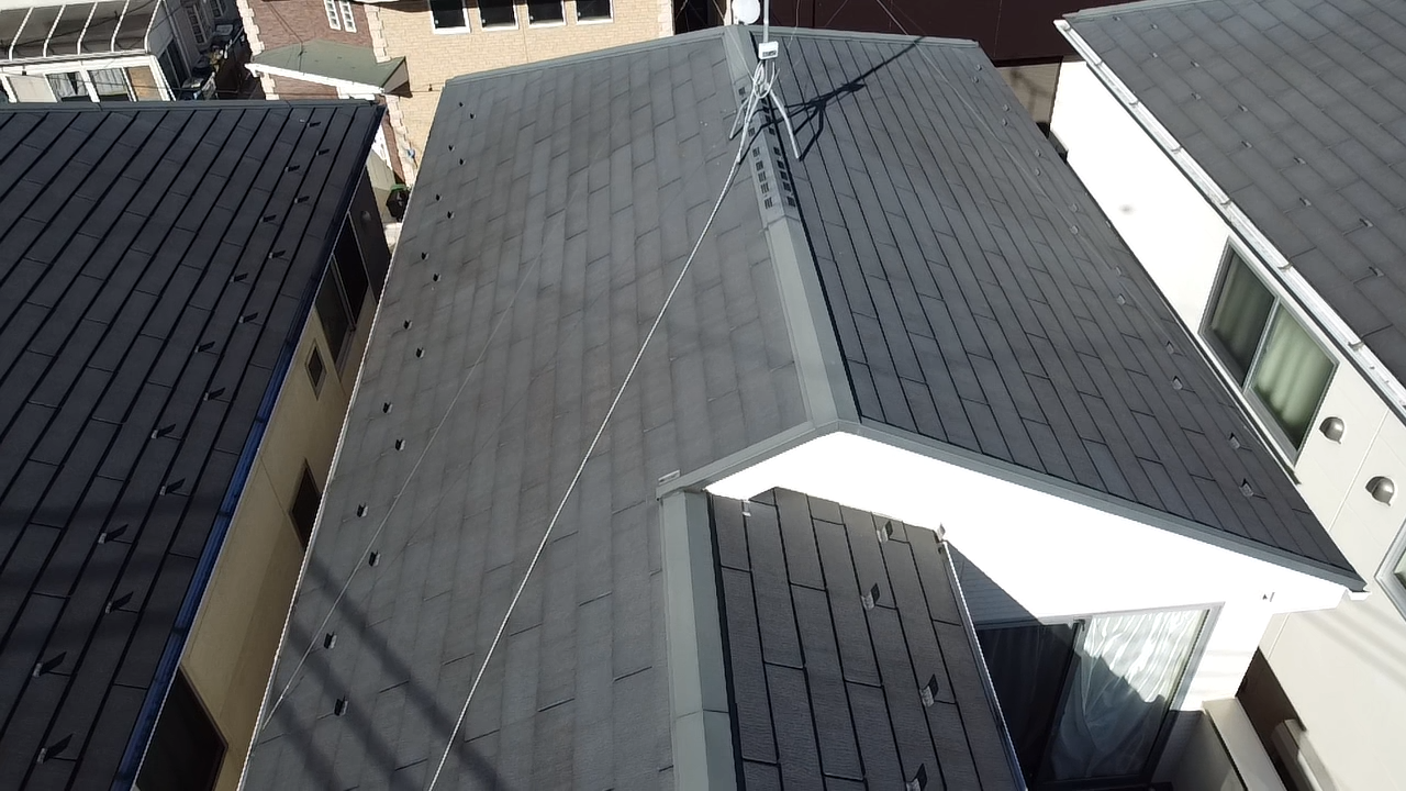 色褪せ始めた黒いスレート屋根