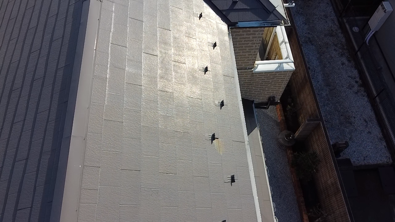 雪止め金具付近に欠けがあるスレート屋根