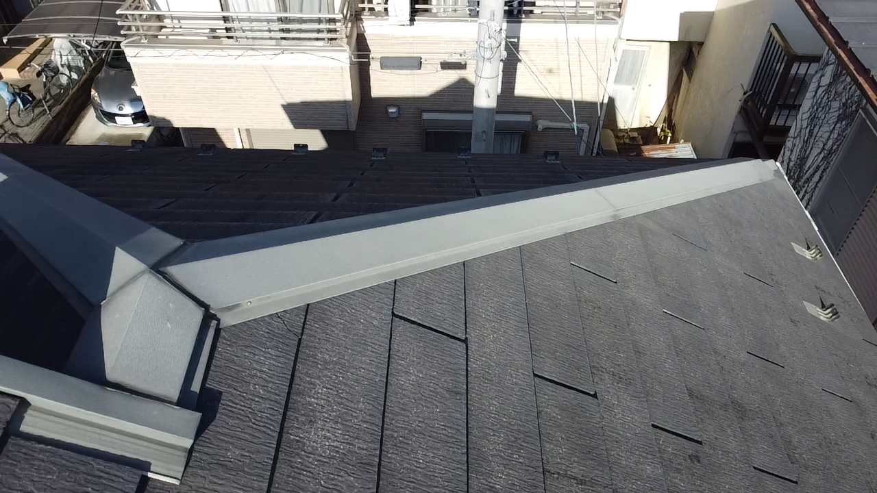 ところどころひび割れのあるスレート