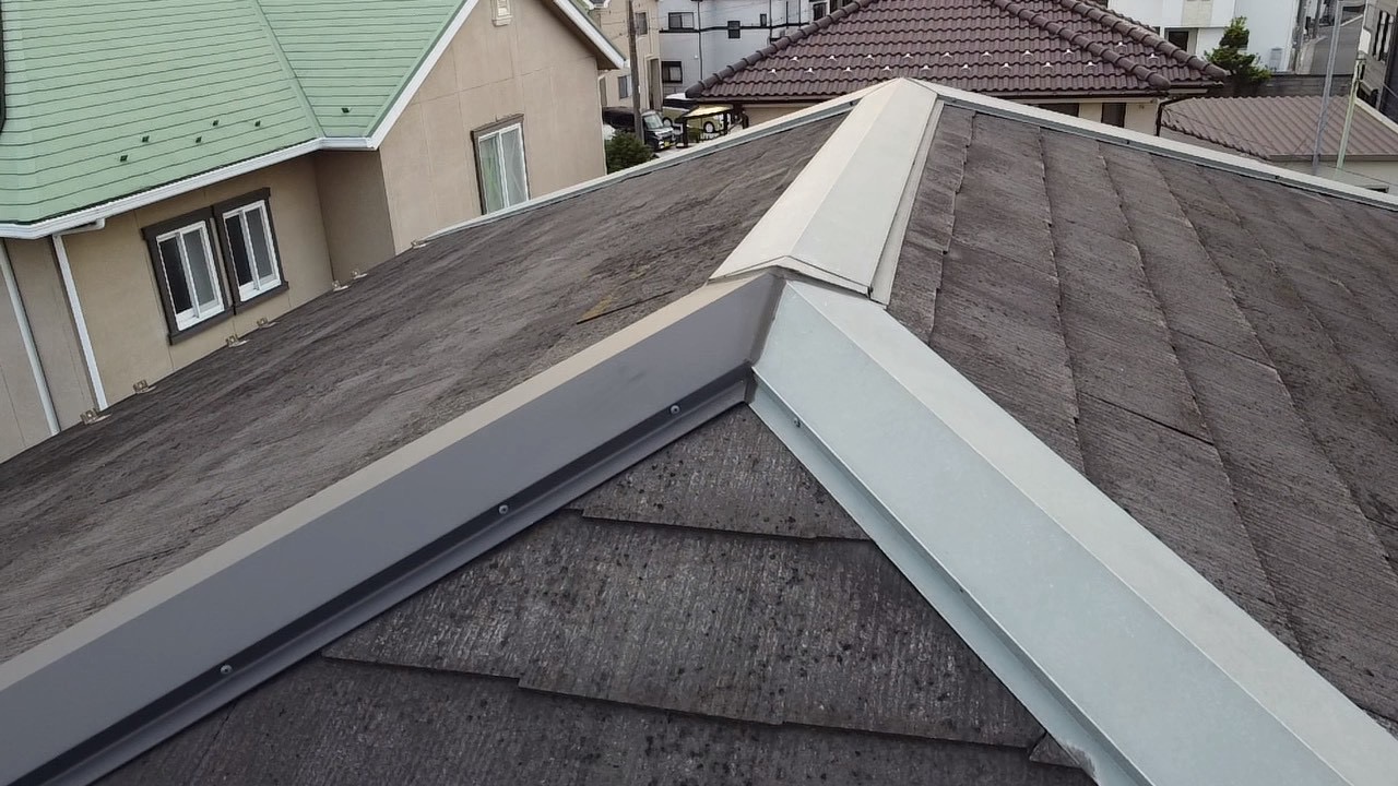 板金の色が違うスレート屋根