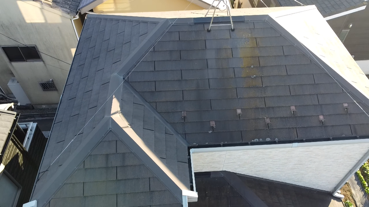 アンテナ周りが汚れた屋根