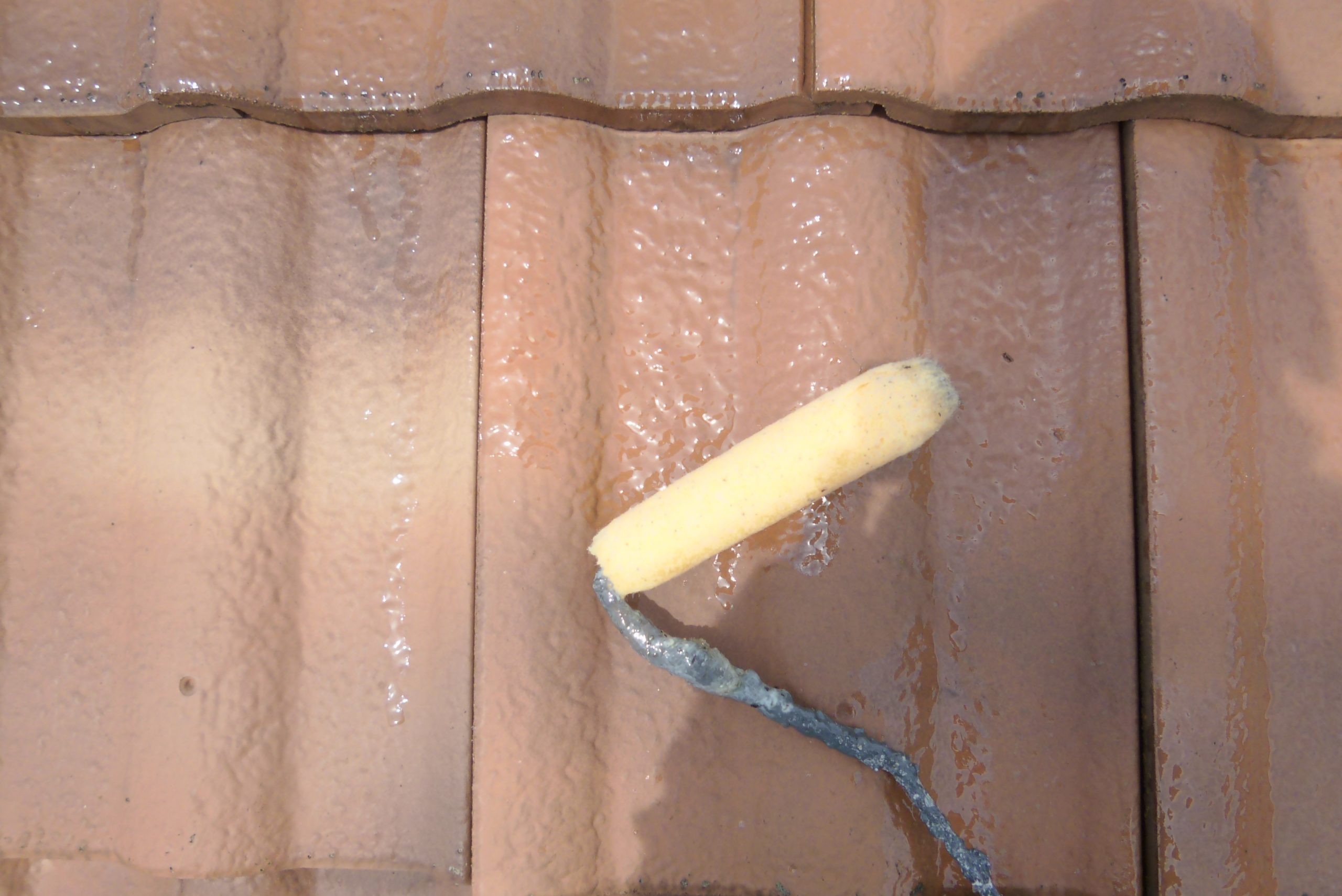 屋根面の下塗りで素地を整える