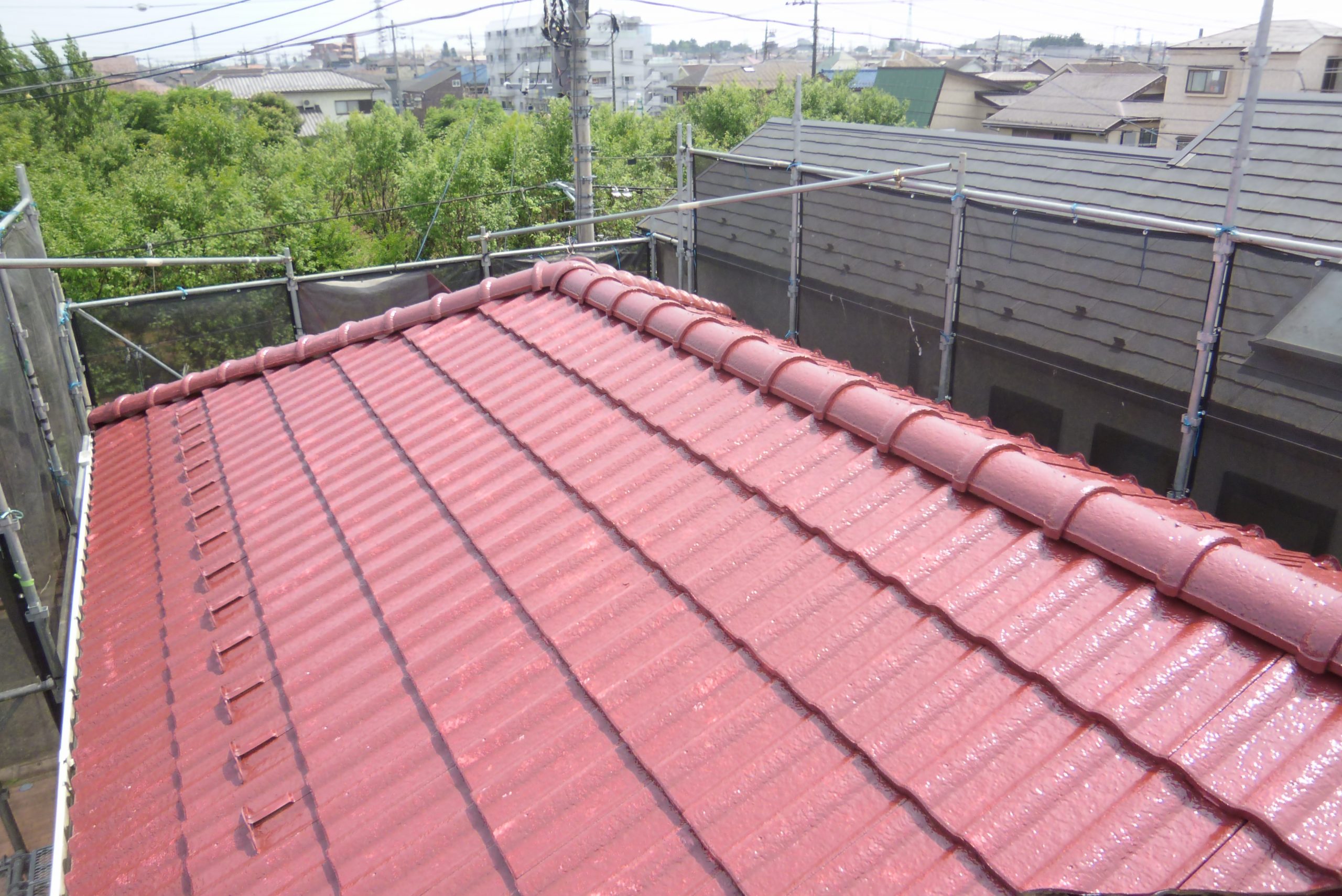 上塗り後の全体像は艶のある赤で統一