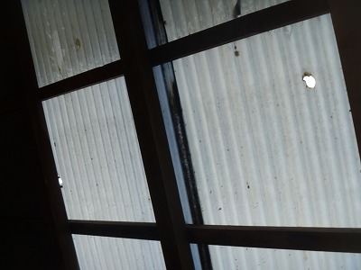 トタン屋根　穴あき