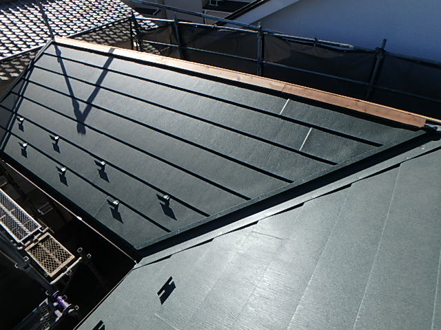 棟板金施工前の屋根全景