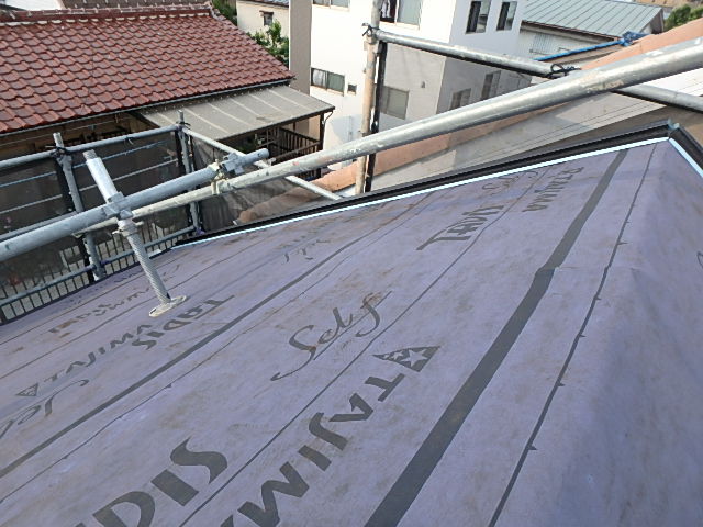 屋根面全体を均一に整え、次工程へつなぐ