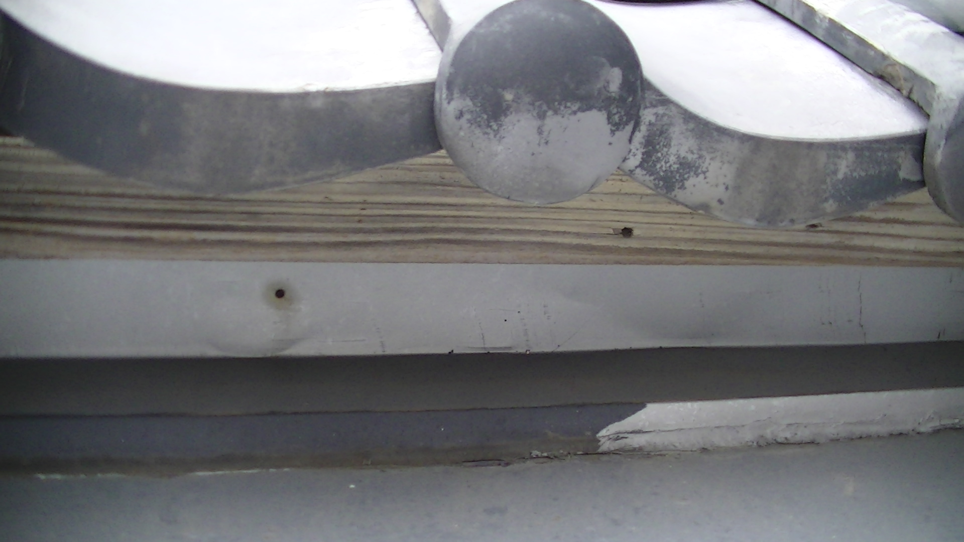 軒先付近の板金と下地の見え方