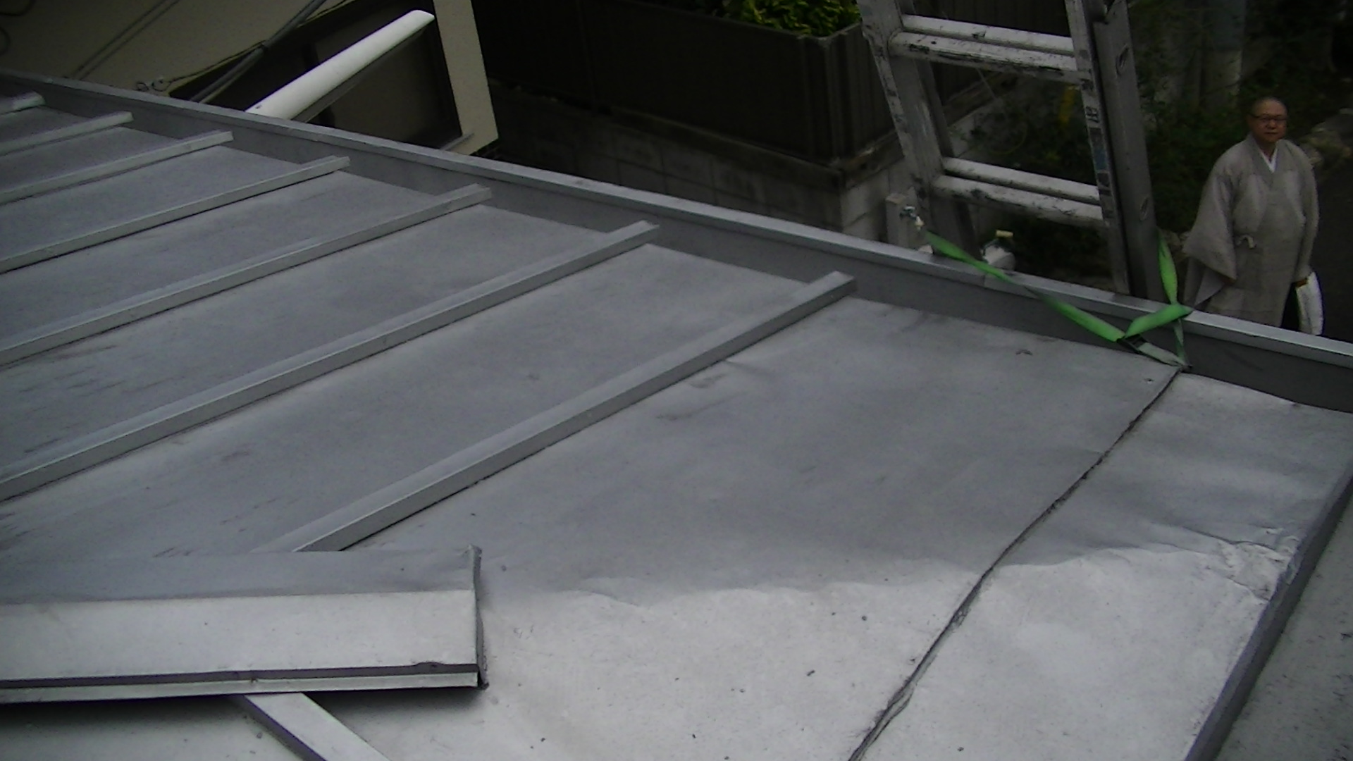 屋根面全体の板金と押さえ材の並び