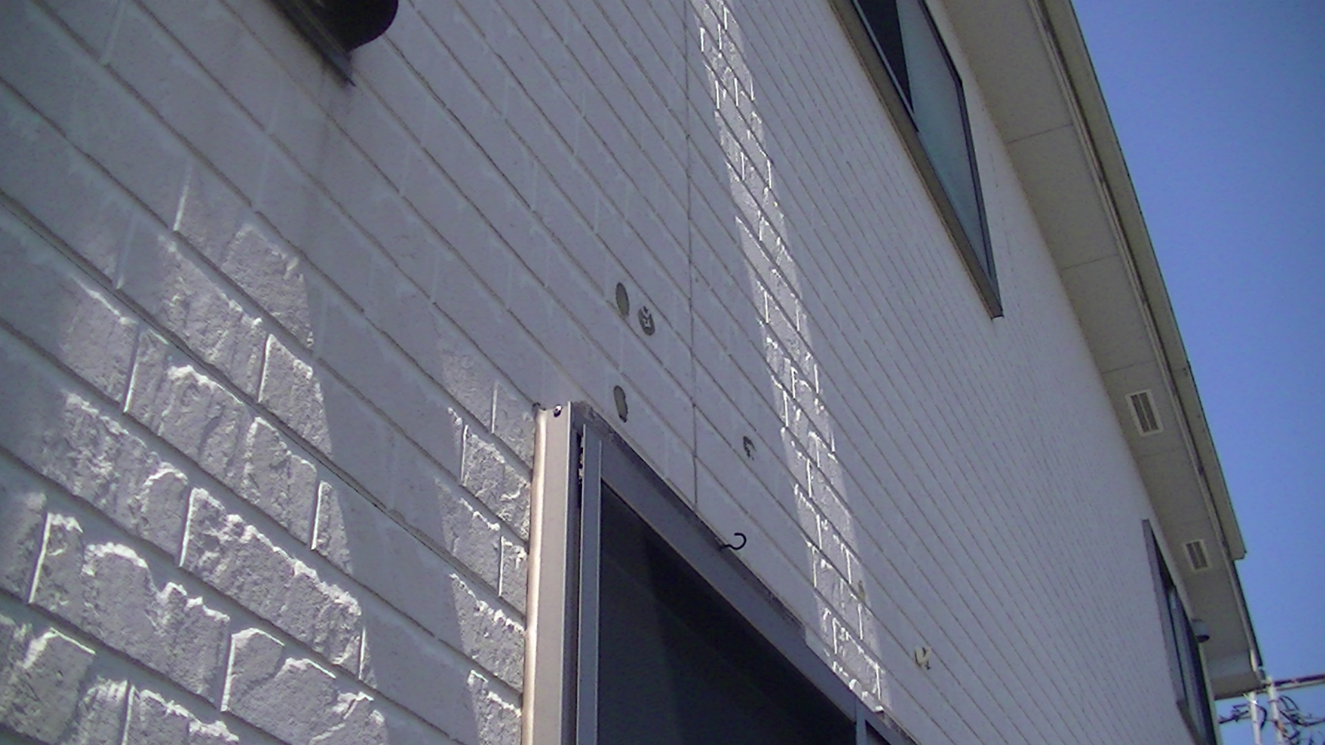 丸い塗装はげが発生している外壁