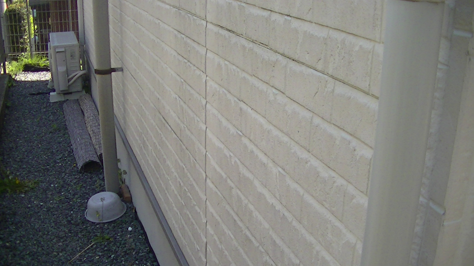 汚れが付着した劣化した白い外壁