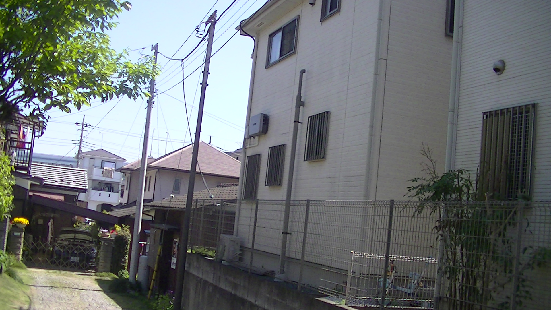 白い外壁の一軒家