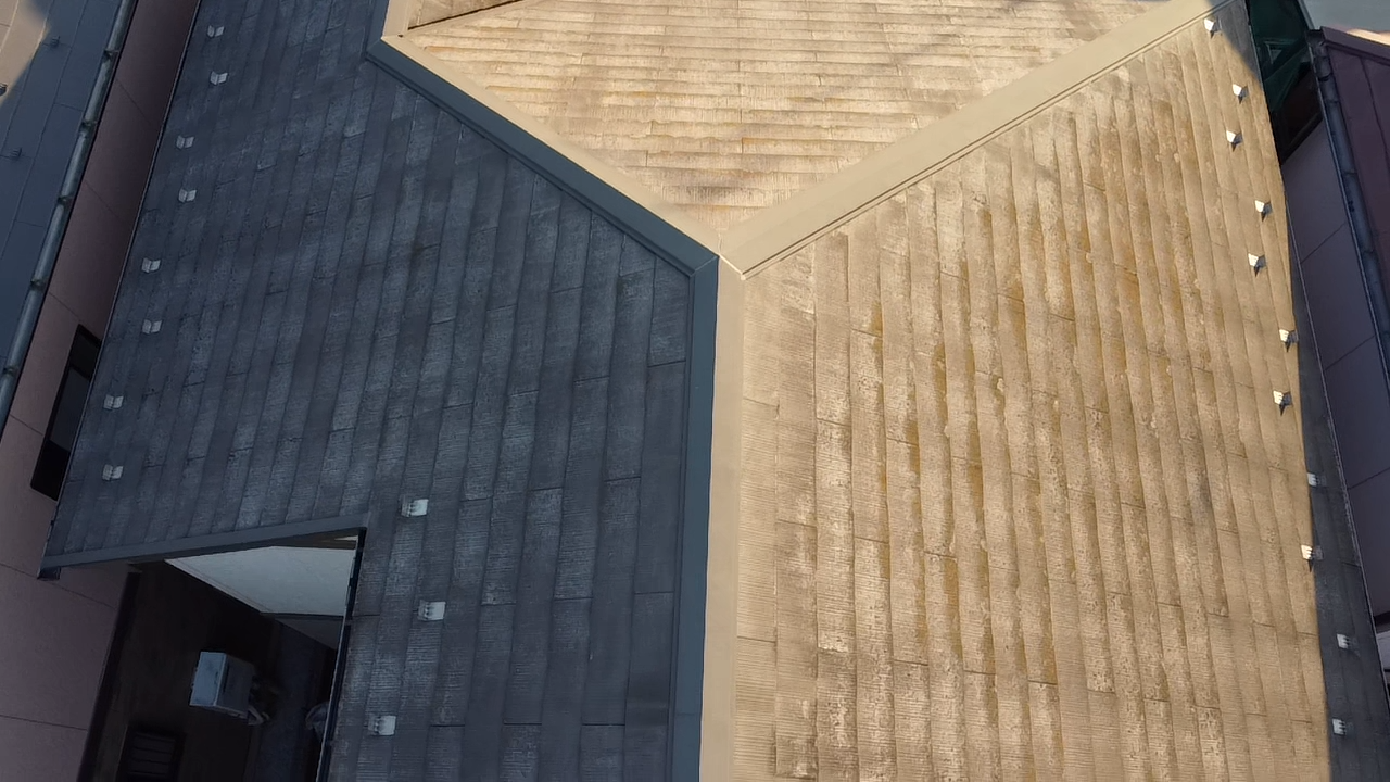 苔と色褪せが発生したスレート屋根