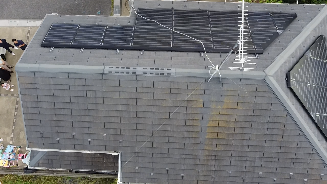 屋根表面の苔と汚れ