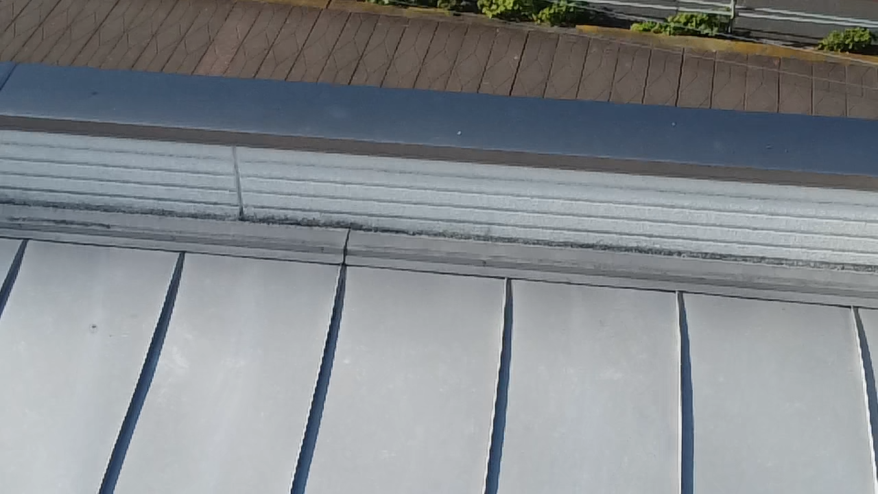 パラペットの少し汚れた白いサイディング