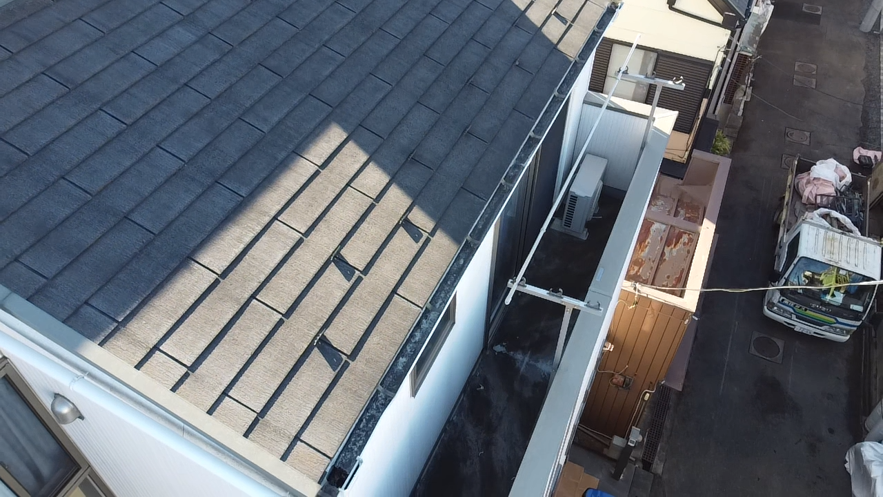 色褪せたスレート屋根と少し汚れが溜まった軒とい