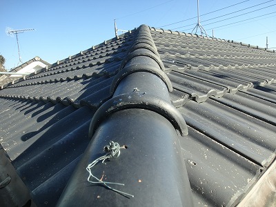 棟瓦に隙間が開いてる